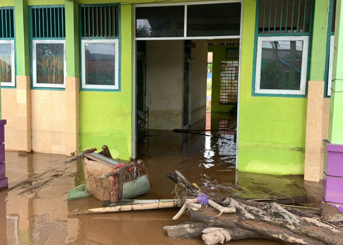 Dikepung Banjir Berlumpur, SMPN 9 Batang Berharap Bantuan Damkar untuk Bersihkan Lumpur Tebal