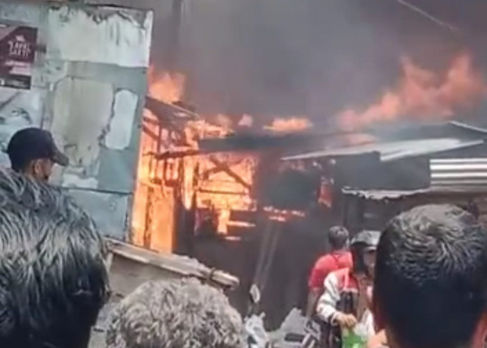 Pasar Limpung Terbakar, Puluhan Pedagang Panik dan Berusaha Selamatkan Barang Dagangnya