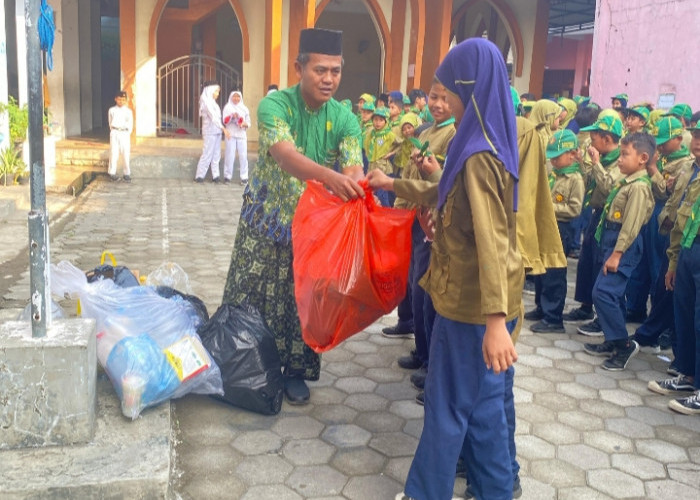Momentum Hardiknas, SD Muhammadiyah 01 Kandang Panjang Launching Program Sedekah Sampah Terpilah 