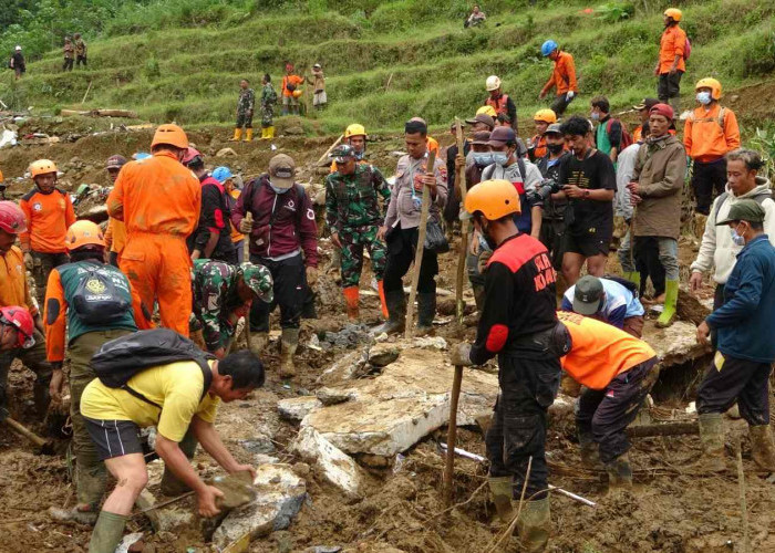 Putri Carik Kasimpar Ditemukan Tewas Berselimut Tertimbun Longsor di Rumahnya