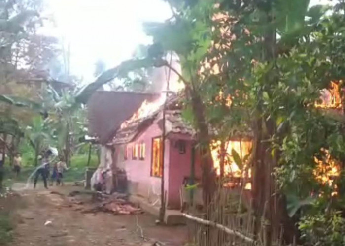 Rumah Warga Kalipancur Terbakar Saat Salah Seorang Penghuninya Tengah Tidur