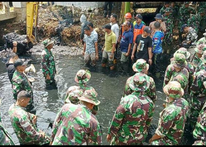 Cegah Banjir, Anggota TNI-Polri dan Warga Batang Bareng-bareng Bersihkan Sungai dan Pasar