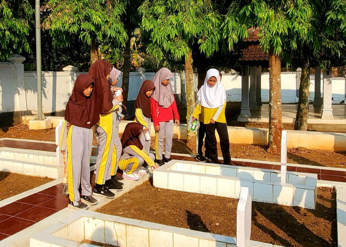 Pelajar SDN Kauman 07 Ziarahi Makam Pahlawan Sambil Belajar Sejarah 