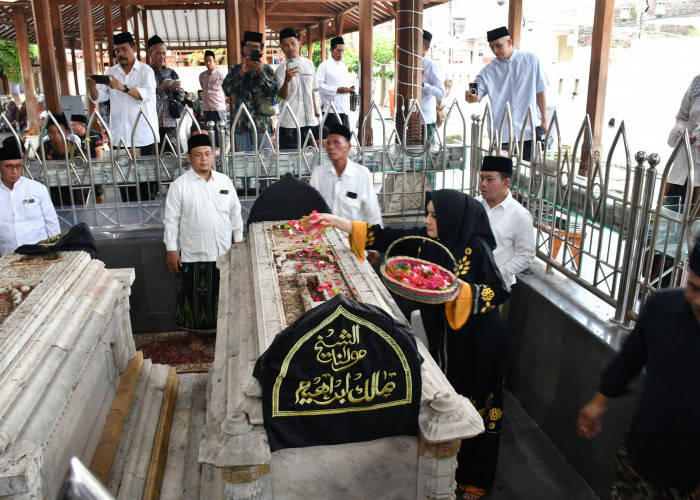 Bupati Pekalongan Fadia Arafiq Pimpin Ziarah Hari Santri 2025, Doakan Kebaikan untuk Warga