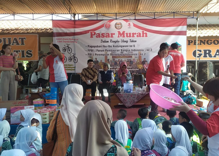 Peringati HUT, Ibu-ibu Paguyuban Kedungwuni, FPBI dan PBI Gelar Pasar Murah