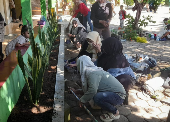 Semarakkan HUT RI, SDN Watesalit 02 Batang Gelar Lomba Hias Taman Hasil Kolaborasi dengan Paguyuban Wali Murid