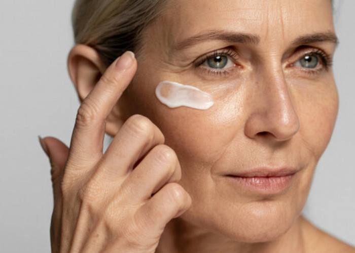 4 Sunscreen Terbaik untuk Mencerahkan Wajah Berflek Hitam Usia 40 Tahun