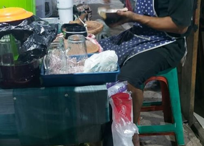 13 Tahun Mengabdi Berakhir dengan PHK, Malik Mengaku Jadi Korban Politik, Kini Bertahan Hidup Jualan Es Kelapa