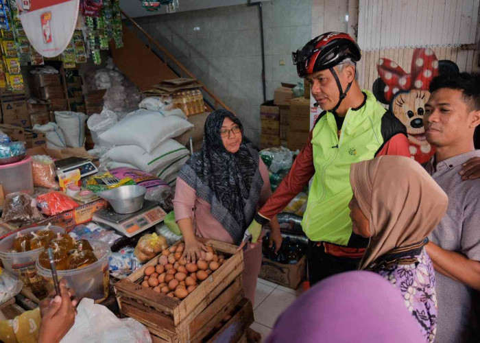 Cek Harga Beras dan Stok Minyak Goreng, Ganjar Gowes ke Sejumlah Pasar di Semarang