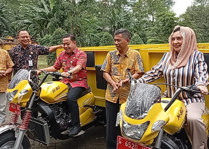 Bupati Pekalongan Fadia Arafiq Serahkan 20 Kendaraan Pengangkut Sampah
