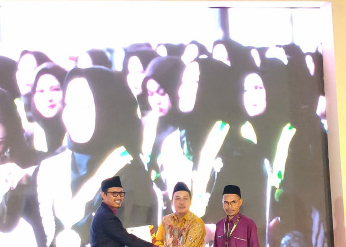 Tumbuh dalam Ilmu, Mekar dalam Akhlak, Tasyakuran Murid Kelas 9 MTsS HIFAL Pekalongan Berlangsung Khidmat