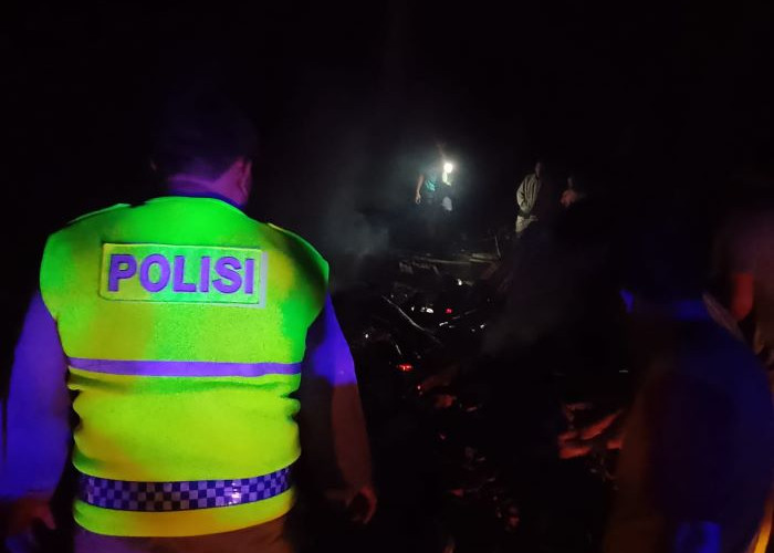 Diduga Korsleting Kulkas, Warung Kopi di Lahan Perhutani Mesoyi Ludes Terbakar