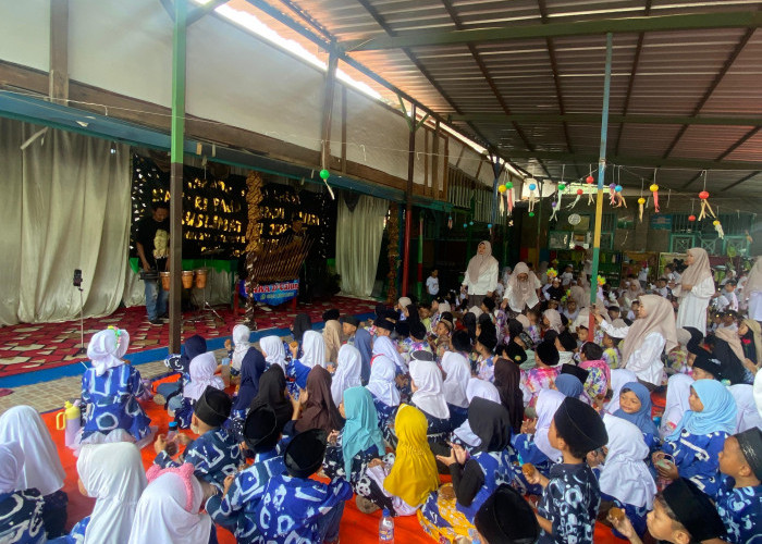 PAUD Terpadu Annisa Muslimat NU Jenggot Gelar Parade Mahakarya Batik dalam Peringatan Hari Santri 2025