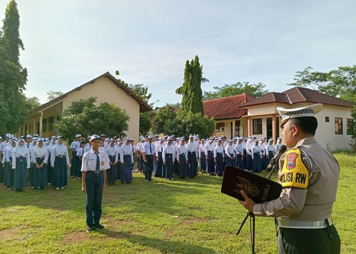 Jadi Pembina Upacara di SMPN 3 Kedungwuni, Satlantas Polres Pekalongan Ajak Pelajar Tertib Berlalu lintas