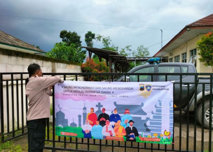 Polres Pekalongan Pasang Flyer Himbauan Harkamtibmas Pemilu 2024 yang Damai