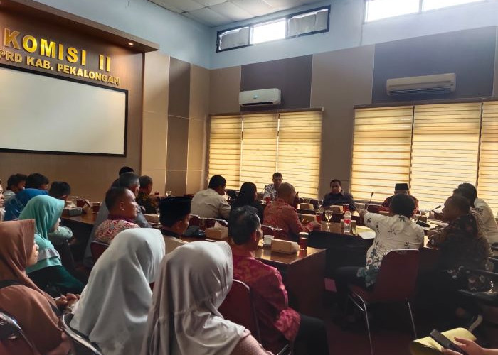 Puluhan Pedagang Mrican Ngadu ke Komisi 2 DPRD Kabupaten Pekalongan
