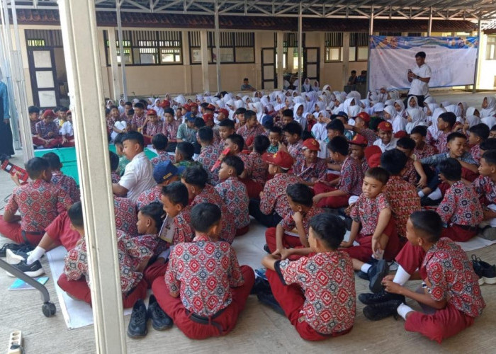 SMPN 2 Sragi Tanamkan Etika Bermedsos Lewat MPLS