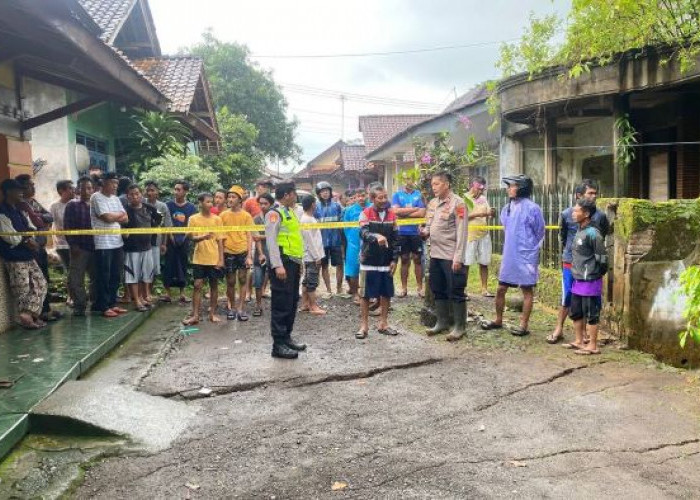 Tanah Ambles di Krompeng Pekalongan, 2 Rumah Retak Parah, 17 Jiwa Dievakuasi
