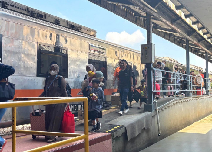 Arus Pemudik ke Pekalongan Meningkat, Penumpang Turun di Stasiun Pekalongan Capai 16.230 Orang