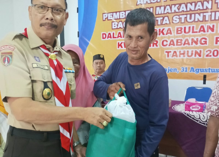 Bulan Bakti Pramuka 2026, Kwarcab Kab. Pekalongan Salurkan Makanan Tambahan untuk Anak Stunting dan Lansia