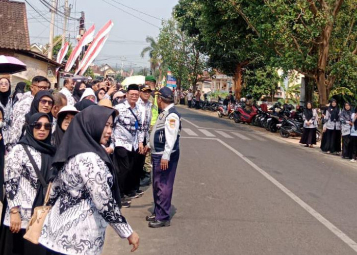 Antusias! Ribuan Guru dan Siswa di Batang Sambut Kunjungan Presiden Prabowo