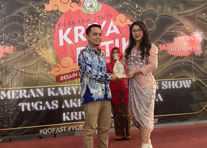 Prodi Kriya Batik ITSNU Pekalongan Gelar Pameran Karya dan Fashion Show