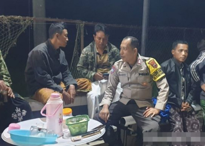 Patroli Dialogis di Perkampungan Kandangserang, Ini Yang Dilakukan Bripka Teguh Widodo