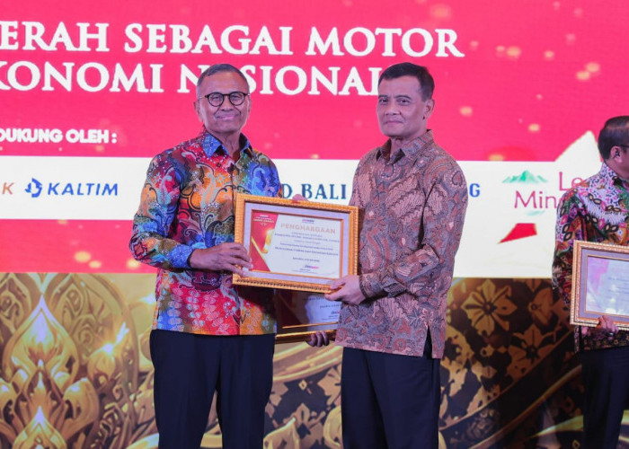 Gubernur Ahmad Luthfi Dinobatkan Sebagai Tokoh Penggerak UMKM dan Ekonomi Kreatif
