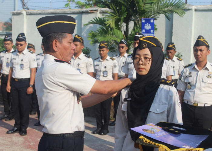 Penyematan Tanda Kenaikan Pangkat Pegawai Lapas Pekalongan Jadi Momentum Tingkatkan Kinerja