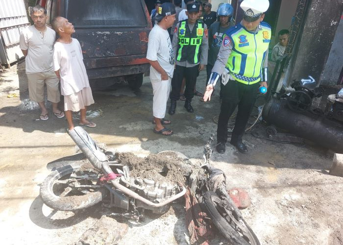 Diduga Mengantuk, Motor Tabrak Rak Bensin Eceran di Kajen, Pengendara Alami Luka Bakar 99 Persen