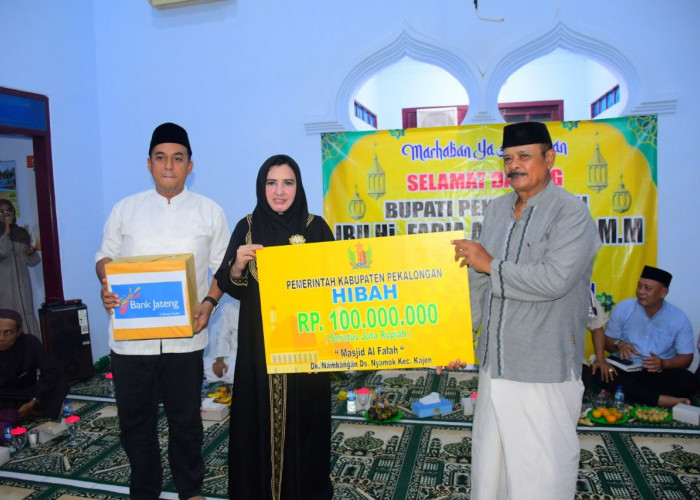 Bupati Pekalongan Fadia Arafiq Safari Ramadan Serahkan Hibah Rp 100 Juta untuk Masjid Al Fattaah Nyamok