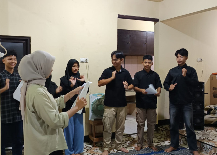 Datang dari Doro Pekalongan, Sindi Jauh-jauh ke Batang untuk Belajar Bahasa Isyarat