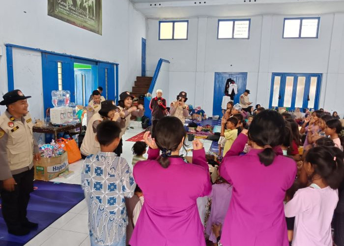 Anak-anak Korban Banjir Pekalongan Mulai Stres, Polda Jateng Ajak Main Anak-anak Korban Banjir Mulyorejo