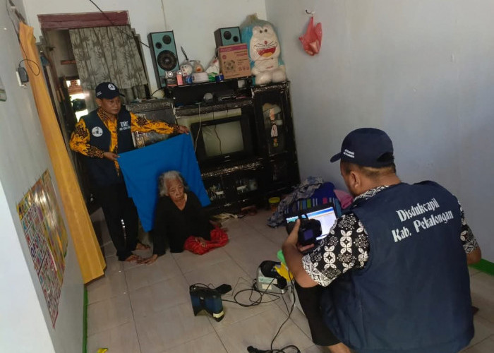 Disdukcapil Kabupaten Pekalongan Jemput Bola Perekaman KTP-el bagi Lansia Sakit di Karangdadap