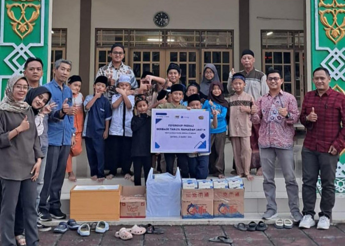 FIFGROUP Cabang Kota Batang Bagikan 56 Takjil, Tebarkan Kebaikan di Bulan Suci Ramadhan