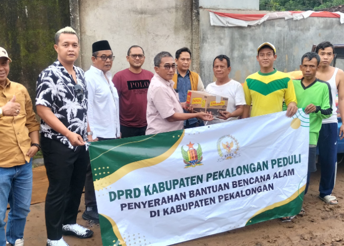 Komisi C DPRD Kabupaten Pekalongan Tinjau dan Salurkan Bantuan Sembako untuk Korban Banjir Bandang