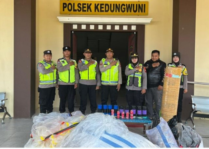 Tim Tiga Pilar Sita Petasan Jumbo Setinggi 1,4 Meter di Kedungwuni