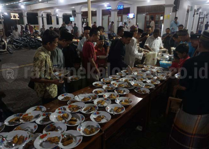 Masjid Nurul Huda Sajikan 200 Porsi Makanan Gratis untuk Berbuka