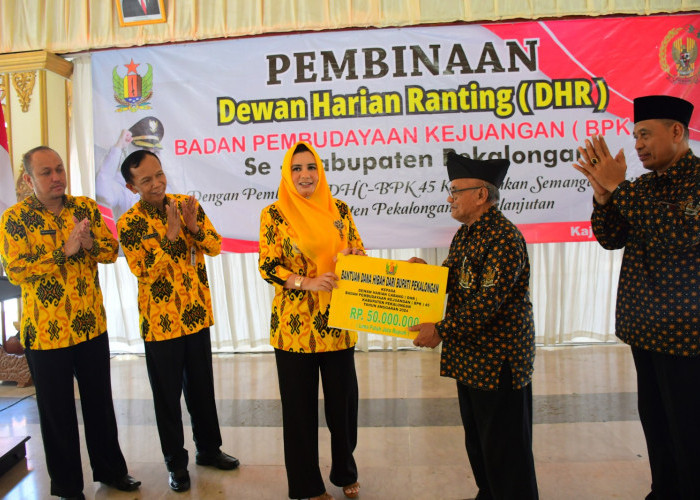 Bupati Fadia Salurkan Dana Hibah Rp 50 Juta Kepada DHC BPK 45 Kabupaten Pekalongan