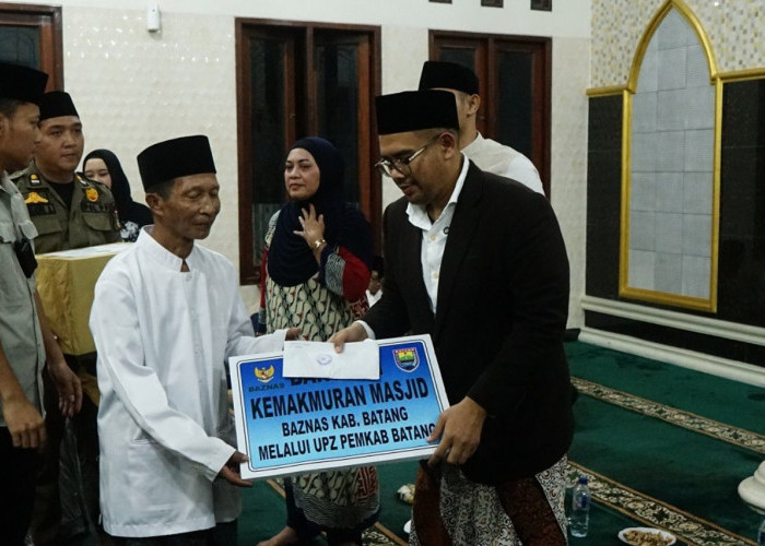 Bupati Batang Serap Aspirasi Warga Bandar saat Tarawih Keliling, Janjikan Rp100 Juta untuk Lapangan Desa