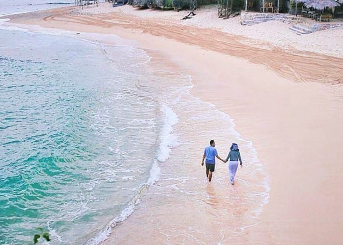 Gak Perlu Jauh-jauh ke Bali, 5 Pantai Pasir Putih di Jogja Ini Suasananya Seperti Pulau Dewata!