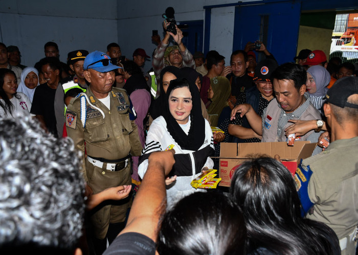 Bupati Pekalongan Fadia Arafiq Pastikan Pengungsi Banjir di Gedung Kopindo Terlayani Optimal