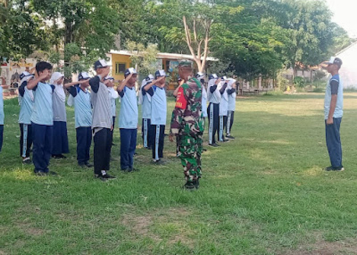 Murid SMP N 1 Tirto Diberikan Pelatihan PBB dan Tata Upacara Sekolah oleh Babinsa Koramil Tirto