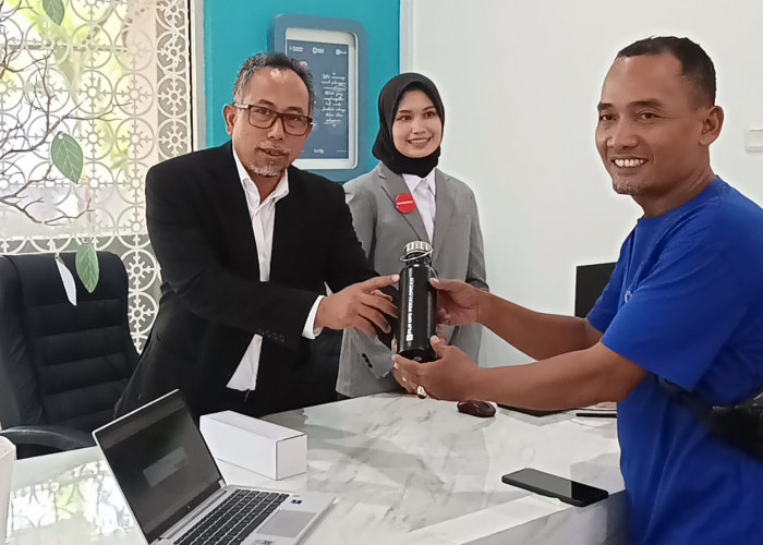 Hari Pelanggan Nasional, Senior Manager PLN UID Jateng Turun Langsung Layani Pelanggan di Pekalongan