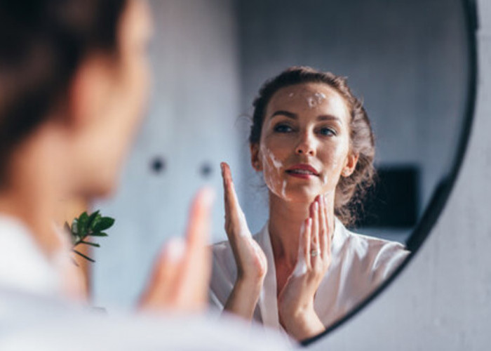 Top 5 Facial Wash Anti Aging untuk Kulit Kering di Usia 50 Tahun Ke Atas