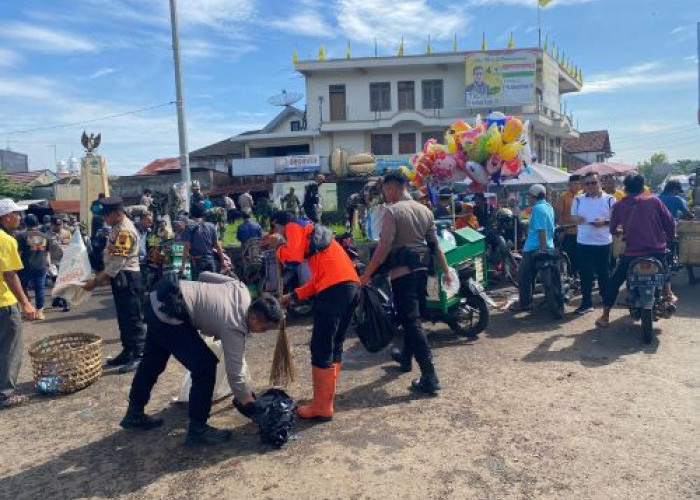 Melalui Karya Bakti, TNI-Polri Bergandengan Tangan Bersihkan Pasar di Kabupaten Pekalongan