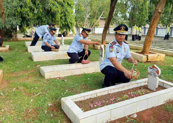 Hormati para pahlawan, Karupbasan Pekalongan beserta Staf Ikuti Upacara Tabur Bunga