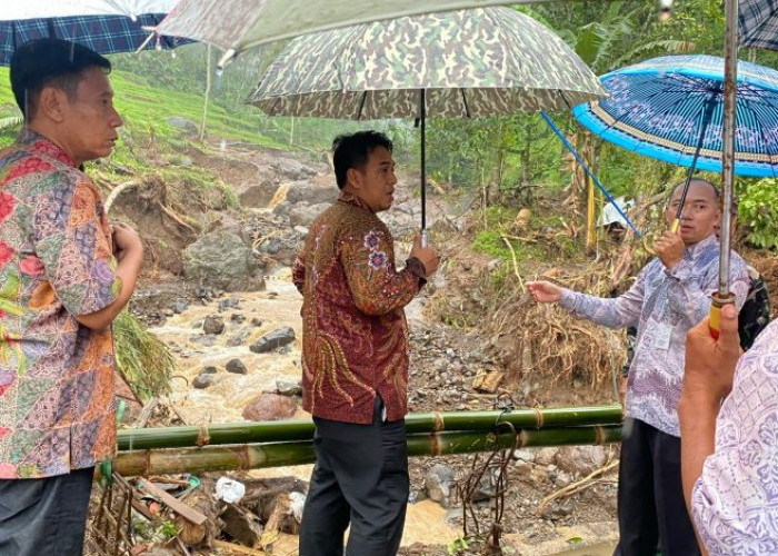 Sekda Kabupaten Pekalongan Tinjau Langsung Bencana Longsor di Desa Sidomulyo Lebakbarang