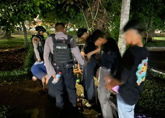 Cegah Pesta Miras, Polisi Sambangi Pemuda yang Nongkrong di Alun-alun Kajen