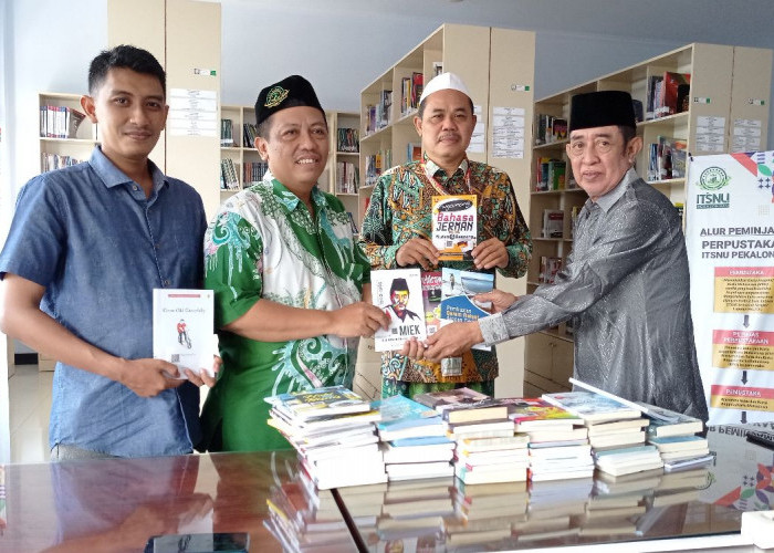 Bisri Romly Salurkan Bantuan Buku ke Perpustakaan ITS NU Pekalongan